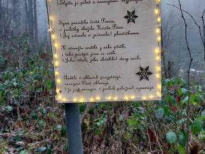 Nasvícené jsou i texty koled na vánoční stezce