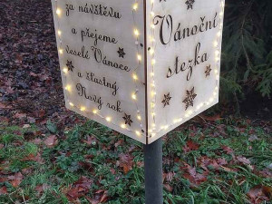 Nasvícené jsou i texty koled na vánoční stezce