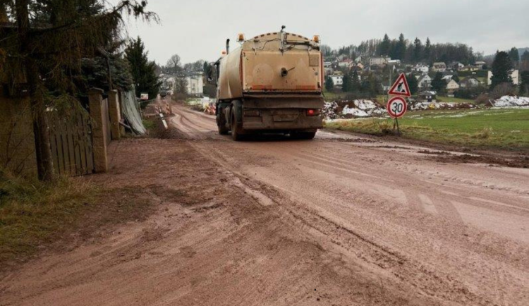 V Náchodě si stěžují na špinavé silnice. Můžou za to kamiony ze stavby obchvatu, tvrdí místní