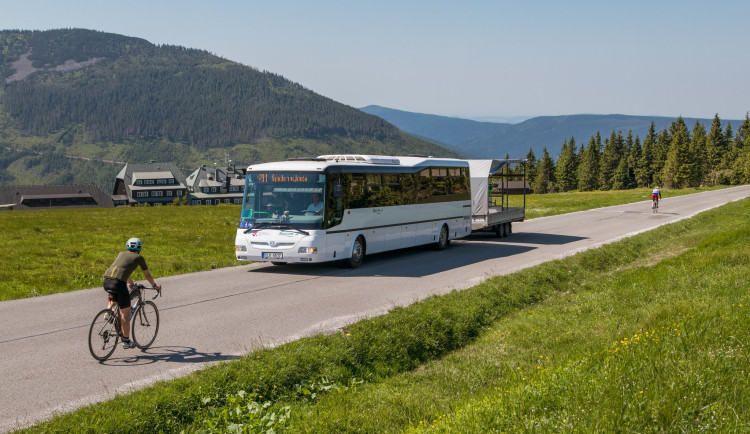 Turistické autobusy letos využilo téměř 200 tisíc lidí. Táhnou hlavně Krkonoše