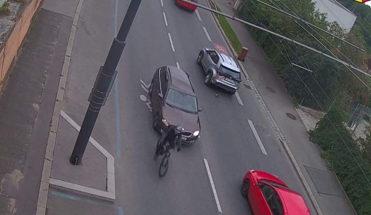 VIDEO: Řidič škodovky srazil v Praze cyklistu a ujel. Pátrá po něm policie