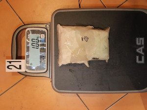 Obří úlovek. Policisté našli kilo kokainu, půl kila pervitinu, 20 kg konopí i zbraně