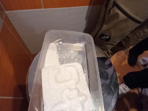 Obří úlovek. Policisté našli kilo kokainu, půl kila pervitinu, 20 kg konopí i zbraně