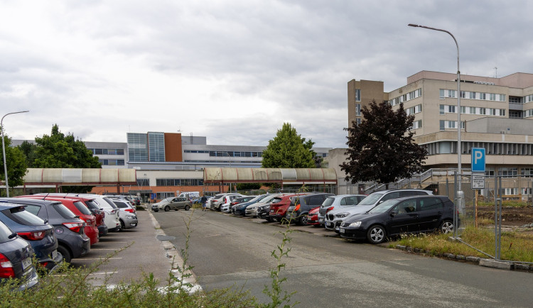 Dvůr Králové chce podpořit stavbu parkovacího domu u hradecké fakultky. Dá 300 tisíc