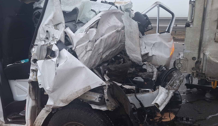 Dálnice D2 stála kvůli dvěma nehodám, u Velkých Němčic zemřel řidič