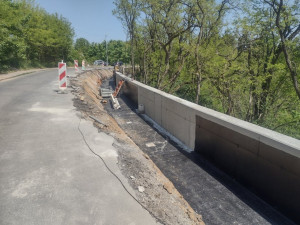 Na cestu do Hradiště se vrátil provoz, práce byly náročné kvůli prudkému svahu