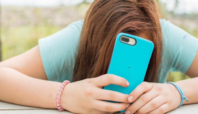 Vydírání, urážky a zneužívání AI. Online agrese teenagerů roste, ukázal výzkum