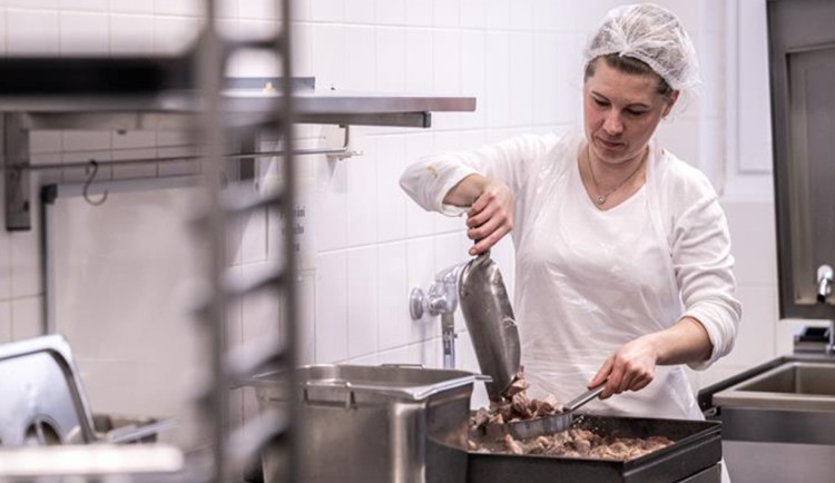 Kraj, město i školy musí najít miliony korun. Půjdou na platy kuchařek a uklízeček