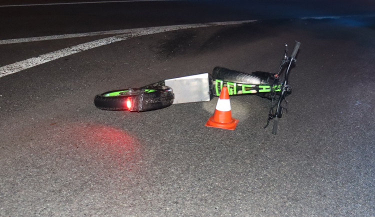 U havarované koloběžky našli policisté stát opilého muže. Řekl, že byl spolujezdec