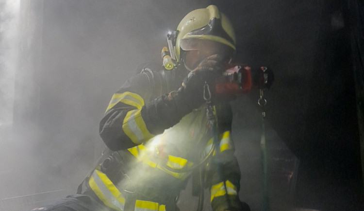 Při požáru přístavby k rodinnému domu v České Lípě zemřel člověk