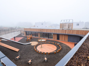 Dětem bude sloužit nová školka se střešní a venkovní zahradou za 76 milionů