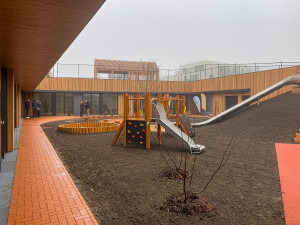 Dětem bude sloužit nová školka se střešní a venkovní zahradou za 76 milionů