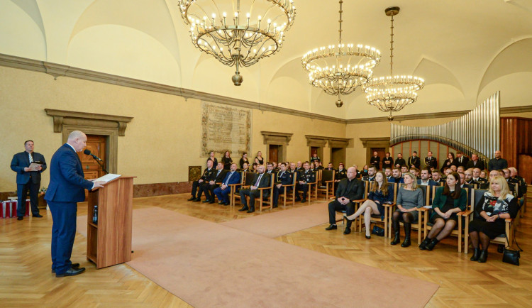 Hrdinové, kteří žijí mezi námi. Na plzeňské radnici bylo oceněno 22 statečných