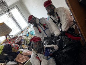 Dobrovolníci pomáhají lidem zavaleným odpadky. Rozbité auto jim ale práci překazilo