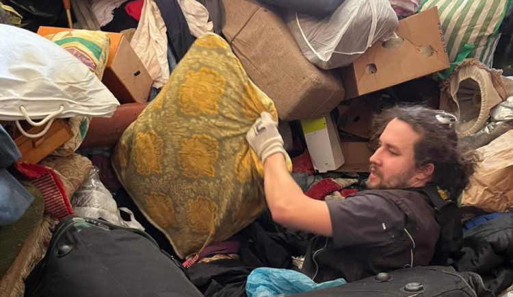 Dobrovolníci pomáhají lidem zavaleným odpadky. Rozbité auto jim ale práci překazilo