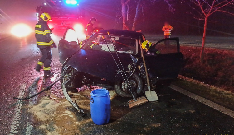 Po nárazu utrpěl řidič vážné zranění hlavy, další auto se převrátilo na ledovce