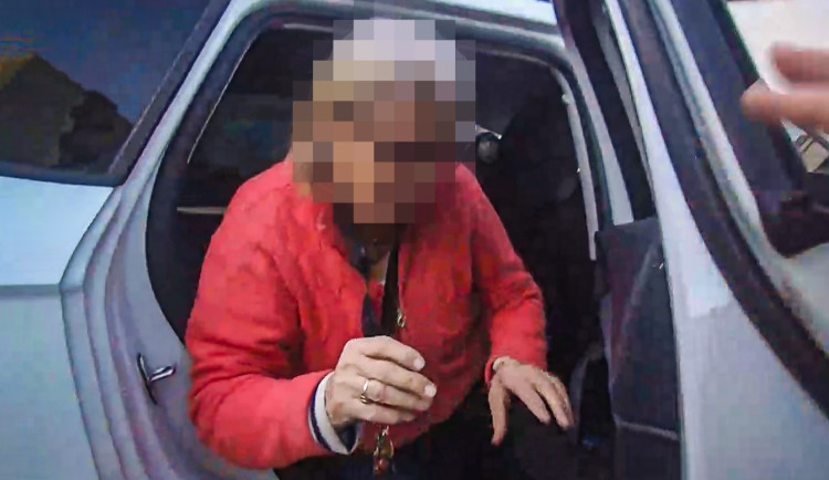 Unavená seniorka sedla na špatný trolejbus, rázem se dostala do pátrání