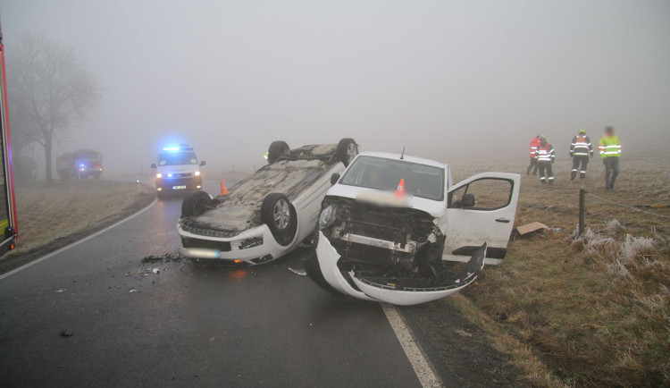 Dvojitá havárie na Šternbersku: řidič naboural do auta čekajícího na odtah