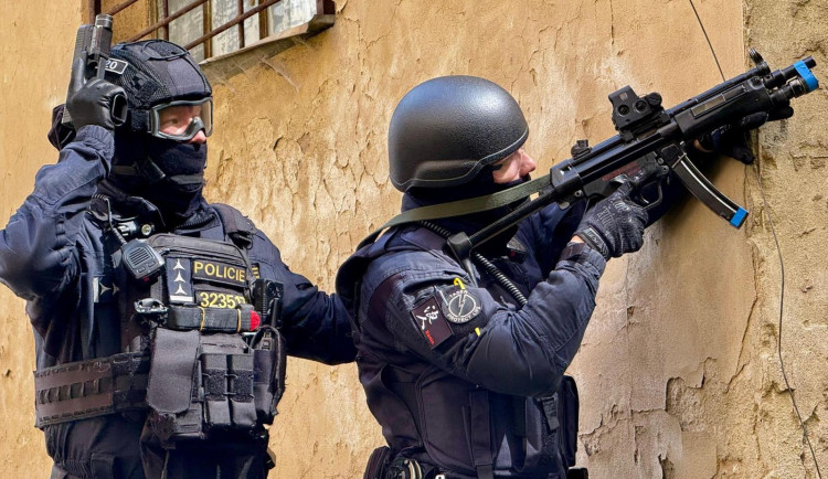 Policie rozprášila gang kuplířů. V nočních klubech zneužívali ženy z Latinské Ameriky