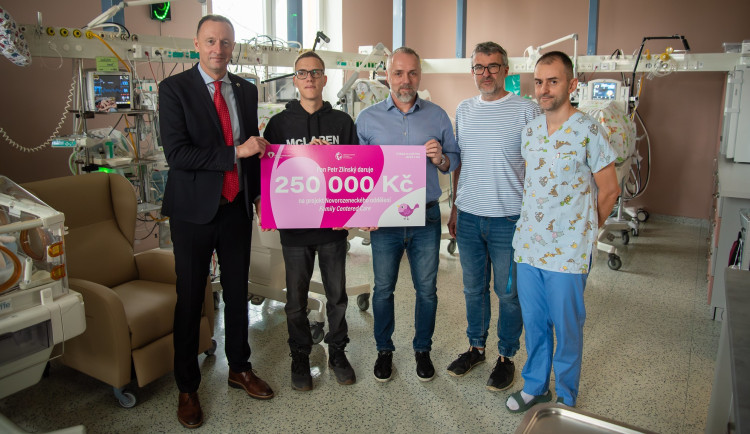 To zahřeje u srdce. Před 20 lety bojoval o život, nyní jeho otec věnoval nemocnici štědrý dar