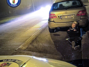 Opilý muž vyděsil kolemjdoucí, zalezl si pod zaparkované auto a zasekl se tam