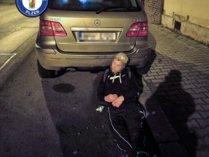 Opilý muž vyděsil kolemjdoucí, zalezl si pod zaparkované auto a zasekl se tam