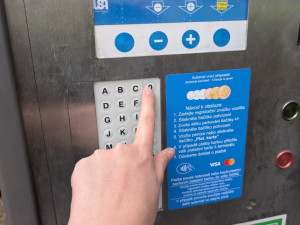 Motoristé zapláčou. Nová zóna placeného parkování startuje v okolí zimního stadionu