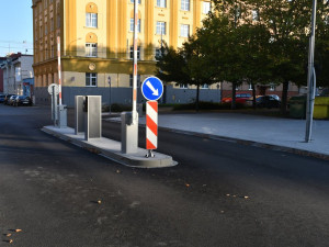 Motoristé zapláčou. Nová zóna placeného parkování startuje v okolí zimního stadionu