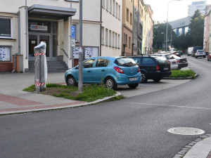 Motoristé zapláčou. Nová zóna placeného parkování startuje v okolí zimního stadionu