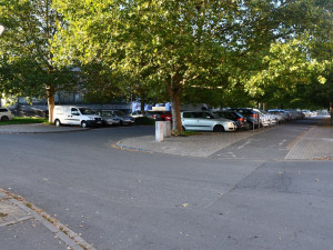 Motoristé zapláčou. Nová zóna placeného parkování startuje v okolí zimního stadionu