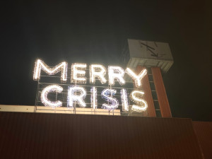 Záhadný svítící nápis MERRY CRISIS nastolil otázku a vyvolal bouřlivou diskusi