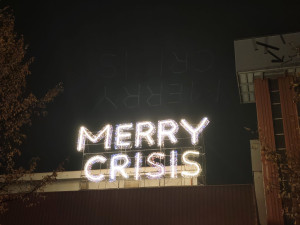 Záhadný svítící nápis MERRY CRISIS nastolil otázku a vyvolal bouřlivou diskusi
