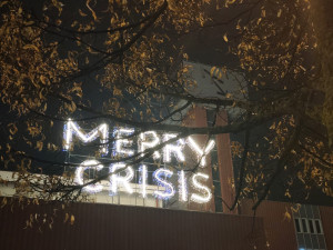 Záhadný svítící nápis MERRY CRISIS nastolil otázku a vyvolal bouřlivou diskusi