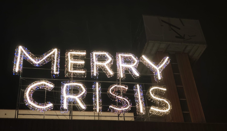 Záhadný svítící nápis MERRY CRISIS nastolil otázku a vyvolal bouřlivou diskusi