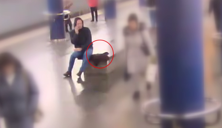 VIDEO: Muž si přivlastnil notebook zapomenutý v metru, hrozí mu za to roční vězení