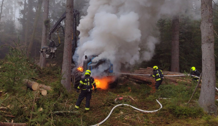 FOTO: Hasiče zaměstnával požár stroje na těžbu dřeva, škoda má být deset milionů
