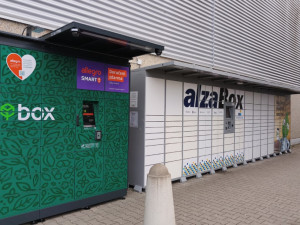 Samoobslužné boxy u Kauflandu v Plzni na Borech.