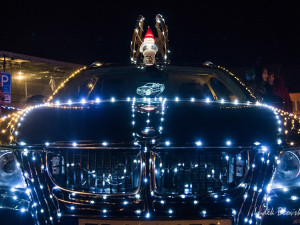 Efektně nazdobené svítící automobily znovu vyjedou. Vánoční jízda pomůže Gábině