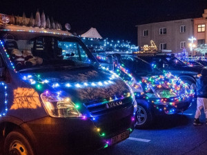 Efektně nazdobené svítící automobily znovu vyjedou. Vánoční jízda pomůže Gábině