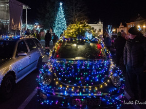 Efektně nazdobené svítící automobily znovu vyjedou. Vánoční jízda pomůže Gábině