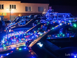 Efektně nazdobené svítící automobily znovu vyjedou. Vánoční jízda pomůže Gábině