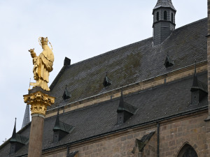 Katedrálu sv. Bartoloměje obežene lešení, střecha potřebuje nutně opravu