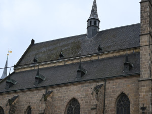 Katedrálu sv. Bartoloměje obežene lešení, střecha potřebuje nutně opravu