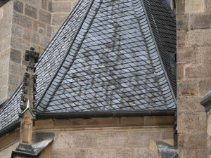 Katedrálu sv. Bartoloměje obežene lešení, střecha potřebuje nutně opravu