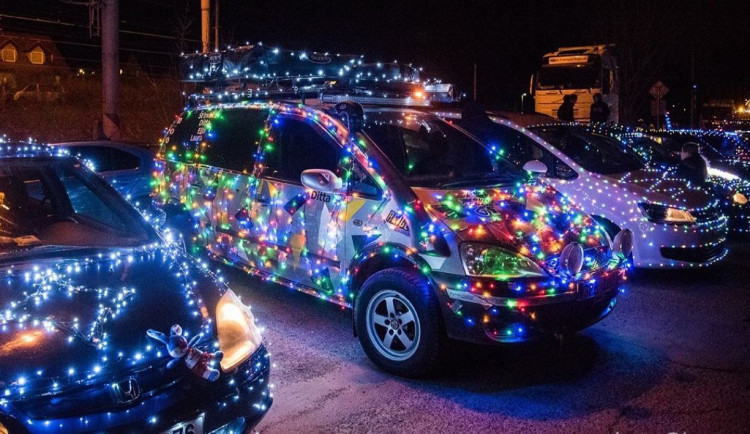 Efektně nazdobené svítící automobily znovu vyjedou. Vánoční jízda pomůže Gábině