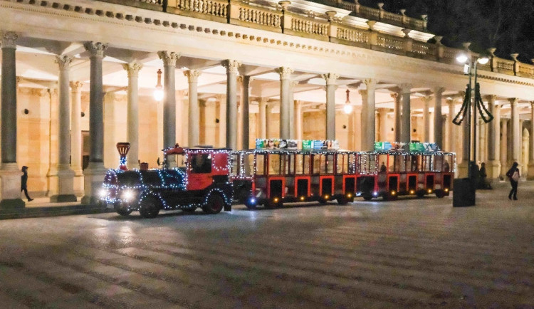 Karlovými Vary jezdí vánoční vláček, děti do pěti let vozí zdarma