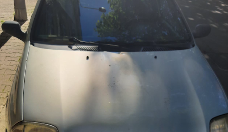 Mladý muž v Plzni pod vlivem alkoholu a drog poškodil auto i policejní vůz,