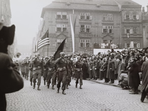 Američtí vojáci pochodují po plzeňském náměstí Republiky při poslední vojenské přehlídce, kterou se symbolicky uzavřel jejich pobyt u nás