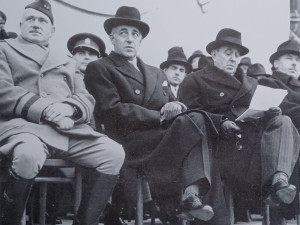 Hosté na tribuně během přehlídky. Vlevo generál Harmon