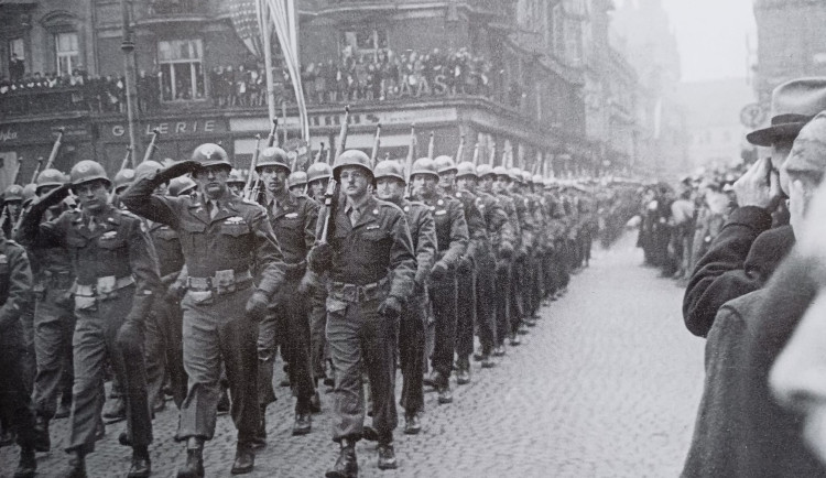 Američané osvobodili Plzeň, pomáhali a odešli. Poté nastoupila nechutná propaganda